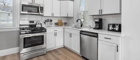 Wasserkocher mit Kaffee-/Teezubehör, Kühlschrank, Mikrowelle, Ofen