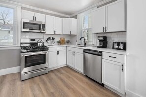 Wasserkocher mit Kaffee-/Teezubehör, Kühlschrank, Mikrowelle, Ofen