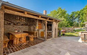 Outdoor dining - 2 bedroom cozy home in Jurdani (Jurdani)