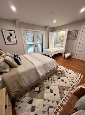 1 habitación, tabla de planchar con plancha, wifi gratis y ropa de cama