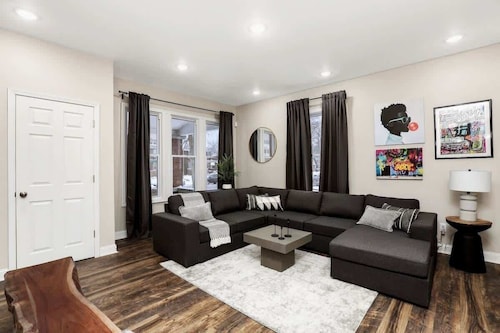 1910 5BR Detroit Mansion | Sleeps 16 + Parking