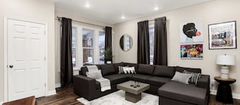 1910 5BR Detroit Mansion | Sleeps 16 + Parking