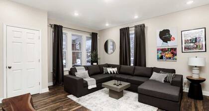 1910 5BR Detroit Mansion | Sleeps 16 + Parking