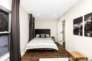 5 Schlafzimmer, Schreibtisch, Bügeleisen/Bügelbrett, WLAN