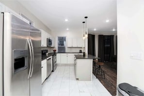 Cafetera y tetera, refrigerador, microondas y horno 
