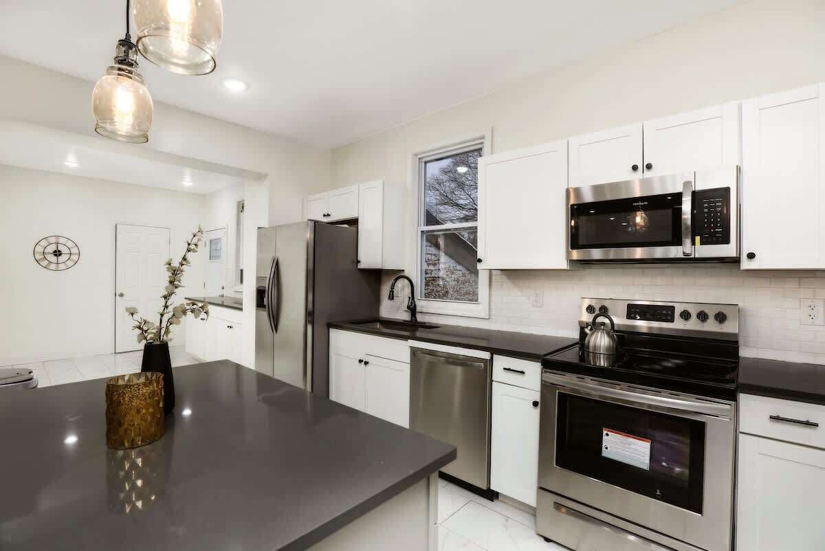 Coffee/tea maker, fridge, microwave, oven