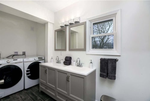 1910 5BR Detroit Mansion | Sleeps 16 + Parking