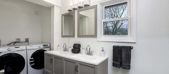 1910 5BR Detroit Mansion | Sleeps 16 + Parking