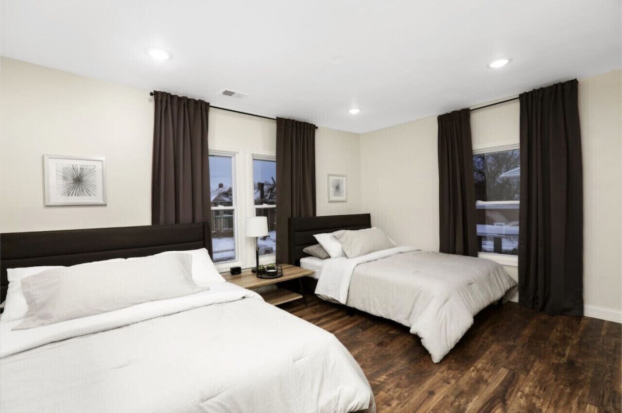 5 slaapkamers, een bureau, een strijkplank/strijkijzer, wifi