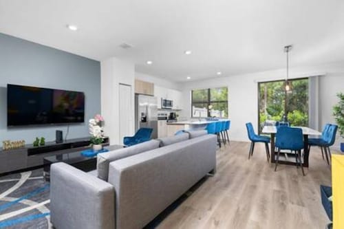 Lion's Den: Luxurious 2/2.5 Resort Townhouse