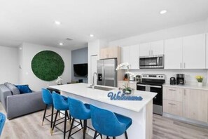 Refrigerador, microondas, horno, placa de cocina