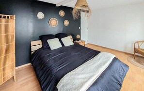 2 bedrooms, travel cot, free WiFi, bed sheets