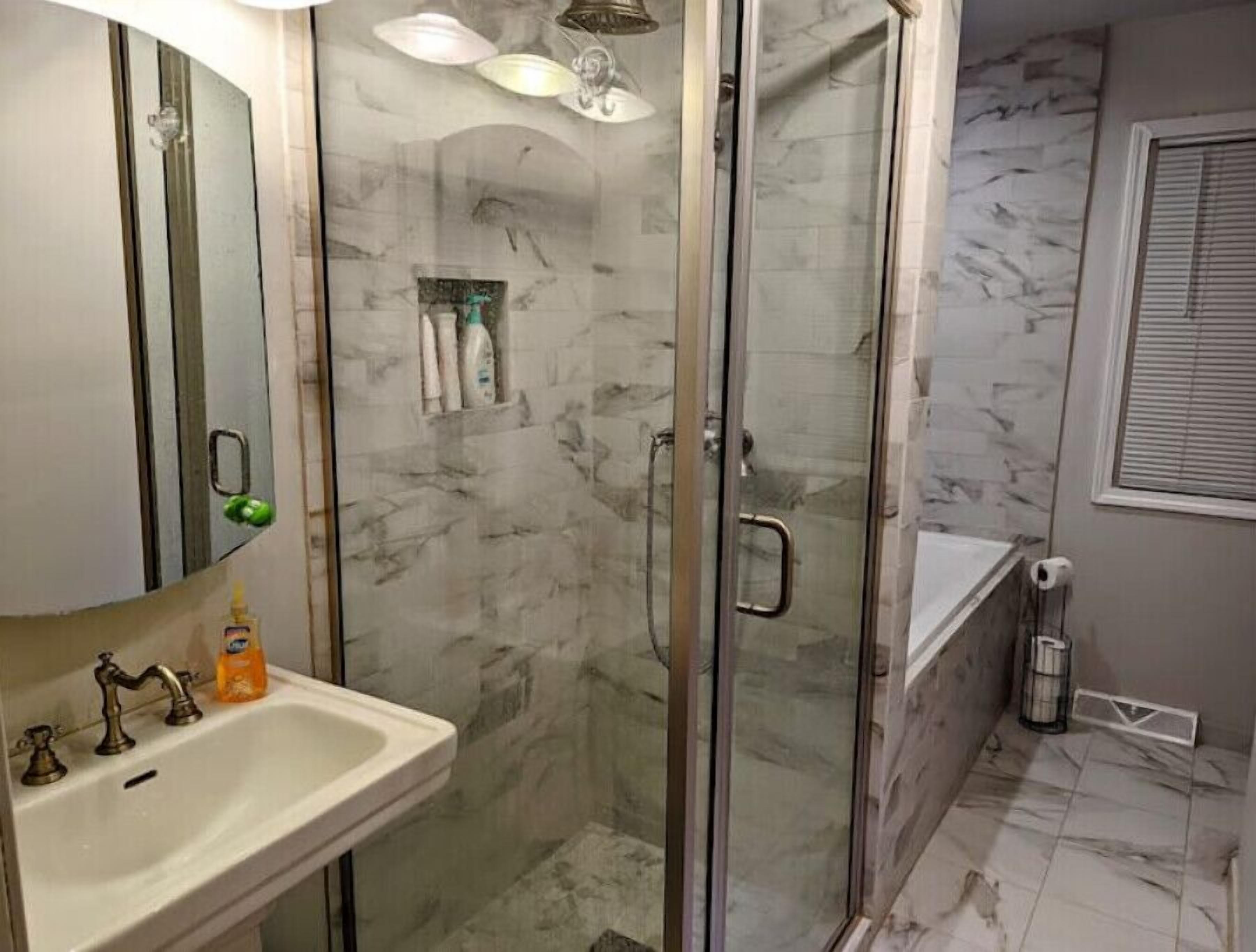 Rare Remodeled Home with 2 California King Beds Walkable to Carrboro and Weaver 