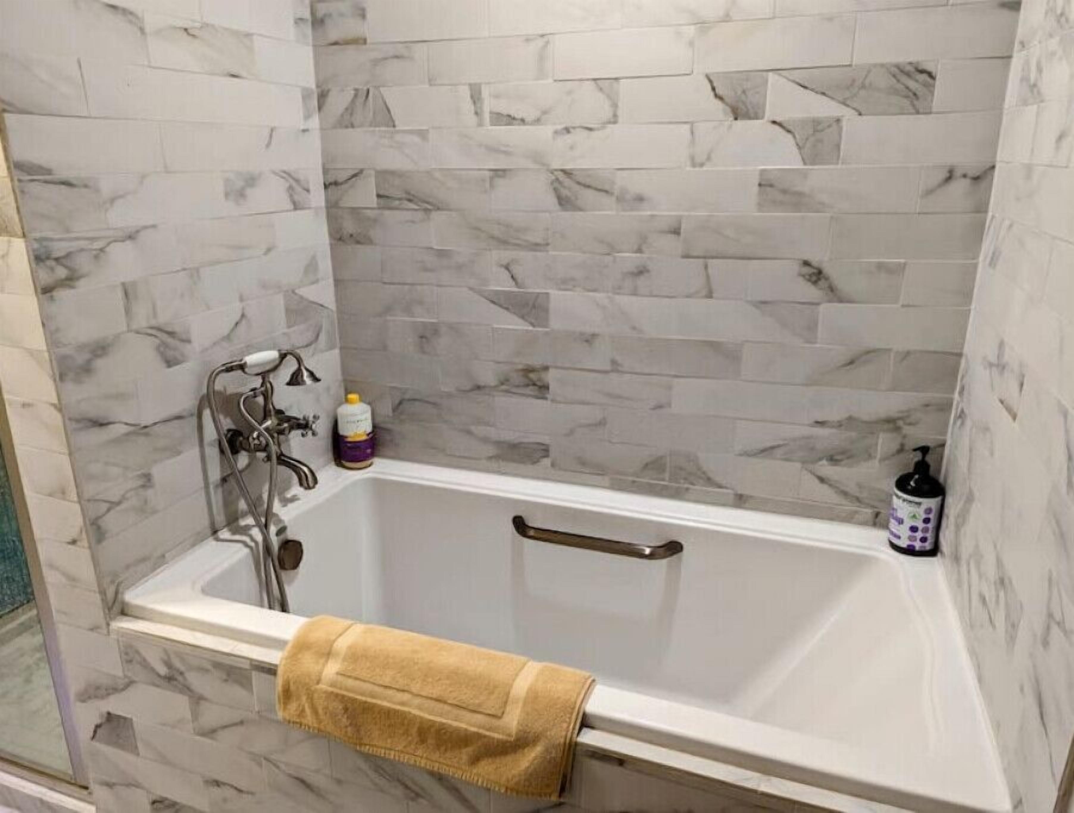 Rare Remodeled Home with 2 California King Beds Walkable to Carrboro and Weaver 