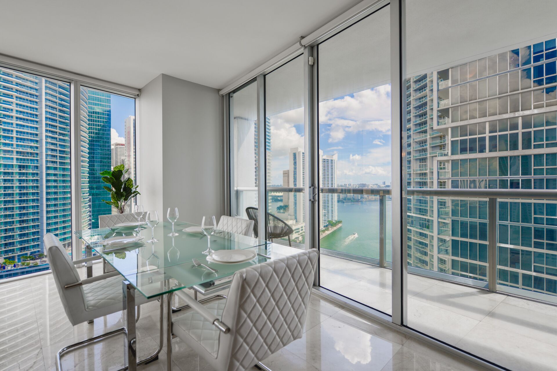 Foto - Luxury 2BR Condo at Icon Brickell W