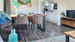 A modern kitchen with white cabinets, a built-in oven, and a microwave. - Vakantiepark de Zeeuwse Parel (Scherpenisse)