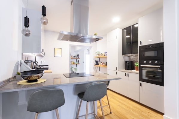 Geladeira, micro-ondas, fogão, cooktop