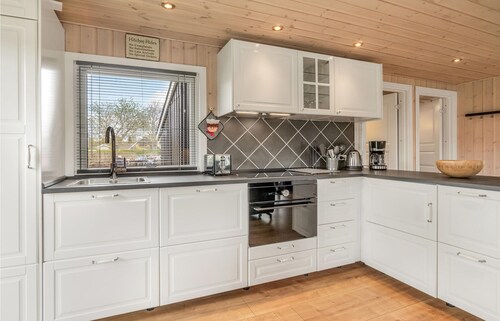 Awesome home in Rønde with WiFi