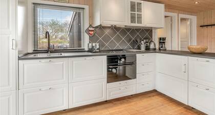 Awesome home in Rønde with WiFi