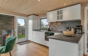 Fridge, dishwasher, coffee/tea maker - Awesome home in Rønde with WiFi (Rønde)