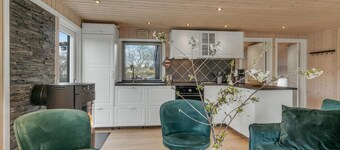 Awesome home in Rønde with WiFi