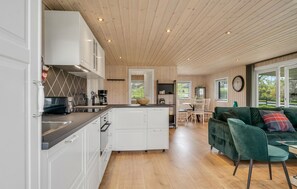 Fridge, dishwasher, coffee/tea maker - Awesome home in Rønde with WiFi (Rønde)