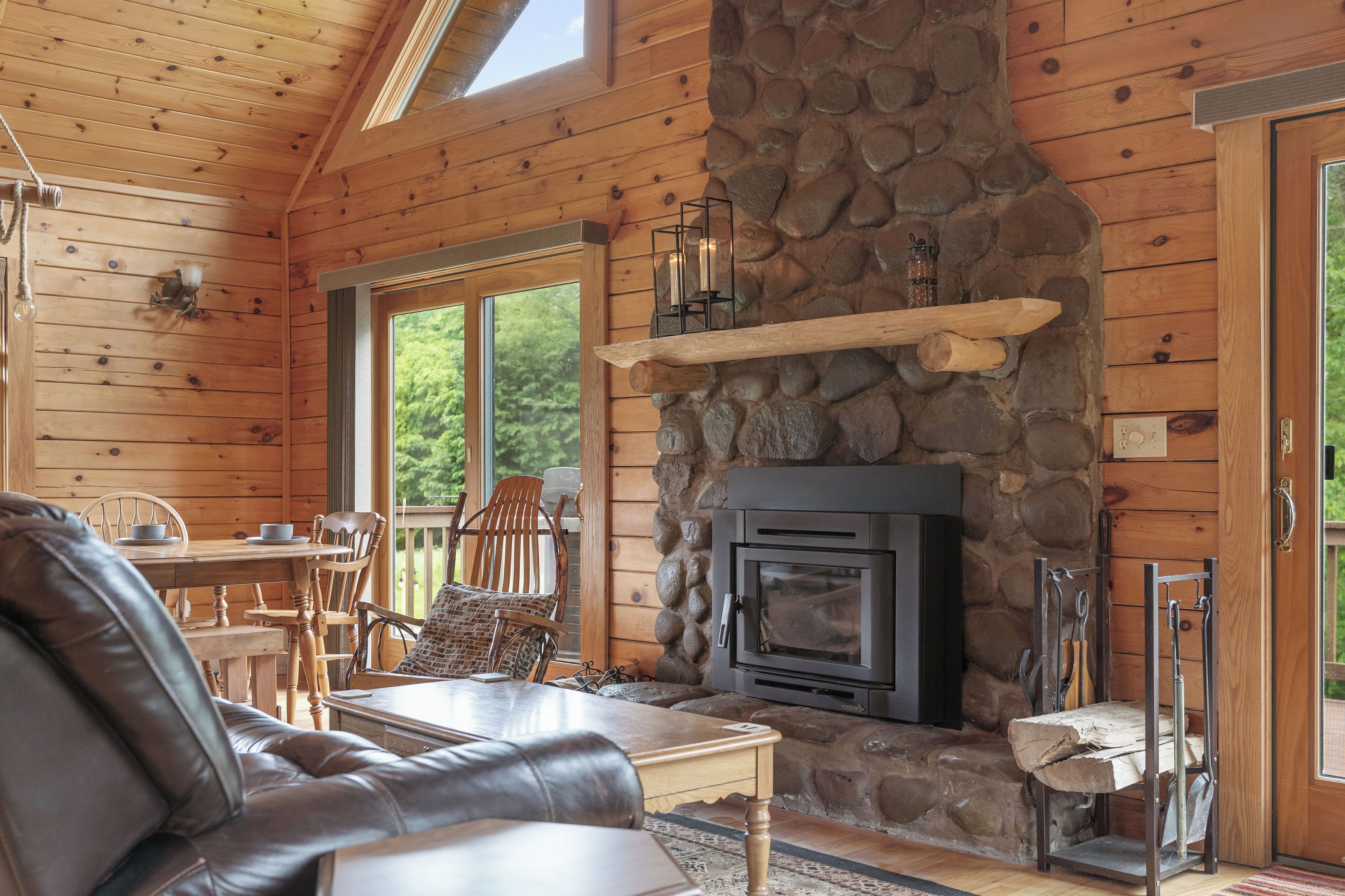 Télévision, cheminée, baby-foot