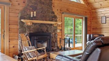 Télévision, cheminée, baby-foot