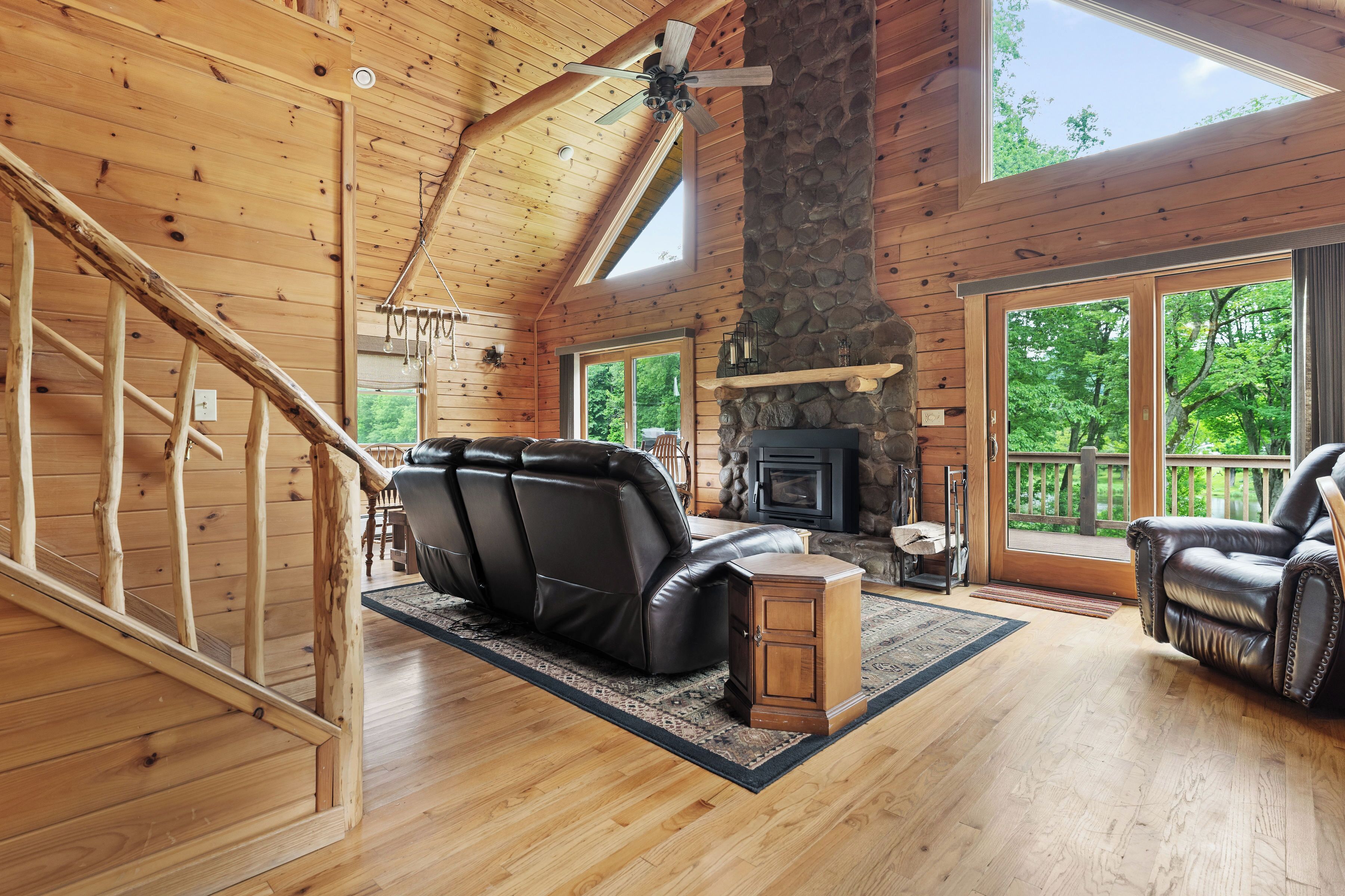 Télévision, cheminée, baby-foot