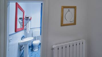 Kostenlose Toilettenartikel, Haartrockner, Bidet, Handtücher