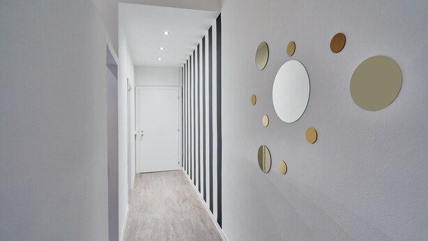 A hallway with a striped wall, a wooden floor, and decorative mirrors. - 2 minutes from rail station, bright flat in the centre on the town! CorsoItalia  (Arezzo)