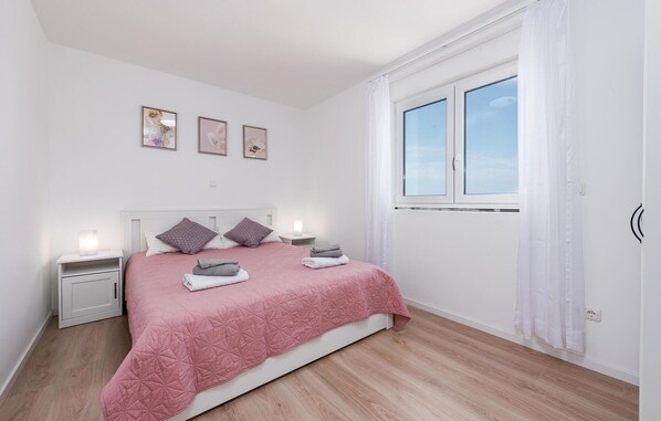 2 bedrooms, travel cot, free WiFi, bed sheets