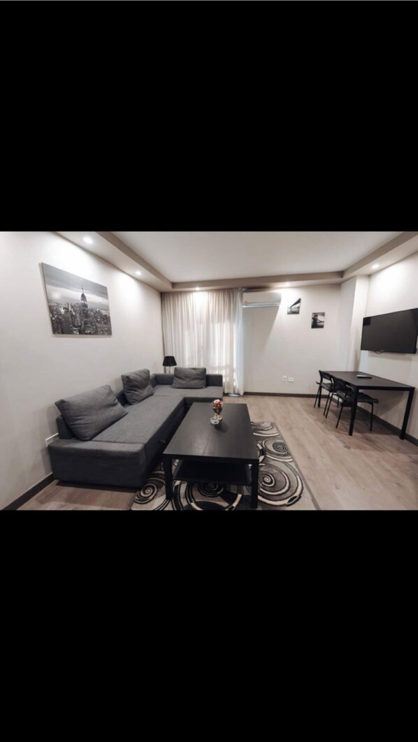 TV - Cozy studio in the heart of Heliopolis, Cairo! (Cairo)