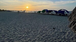 在海滩、白沙、海滩遮阳伞