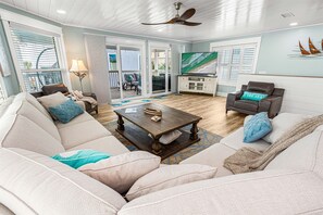 Smart TV, DVD player, ping pong - Steps to the beach, renovated! (Miramar Beach)