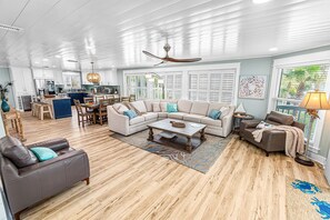 Smart TV, lettore DVD, tavolo da ping pong