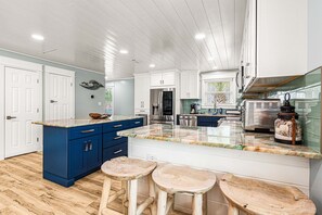 Fridge, microwave, oven, stovetop - Steps to the beach, renovated! (Miramar Beach)