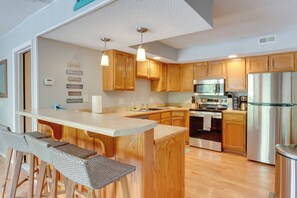 Fridge, microwave, stovetop, dishwasher - Lakefront Retreat in the Heart of Osage Beach! (Osage Beach)