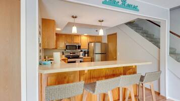 Fridge, microwave, stovetop, dishwasher