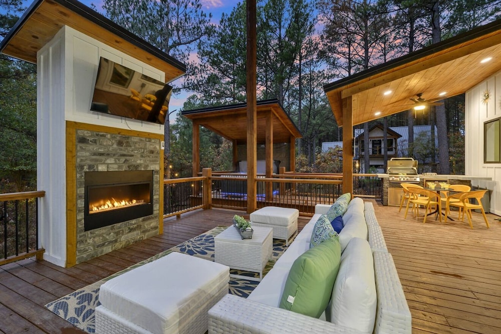 Dream Patio/ Hot Tub/ Modern - Moonlight Sonata