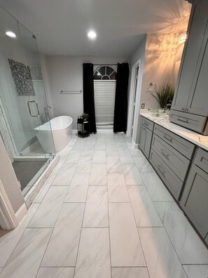 Shower, hair dryer, towels, soap - Beautiful Home W/Heated Pool- Sleeps 16, Pets & Small Events Allowed W/Approval  (Mansfield)