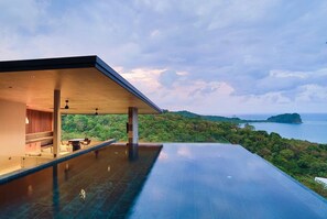 Una piscina al aire libre, una piscina infinita