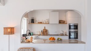 Kjøleskap, mikrobølgeovn, ovn og kokeplater