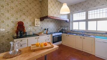 Frigorífic, microones, forn i placa de cuina