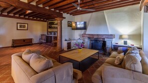 TV, fireplace - Cortijo del Río Antequera by Ruralidays (Málaga)