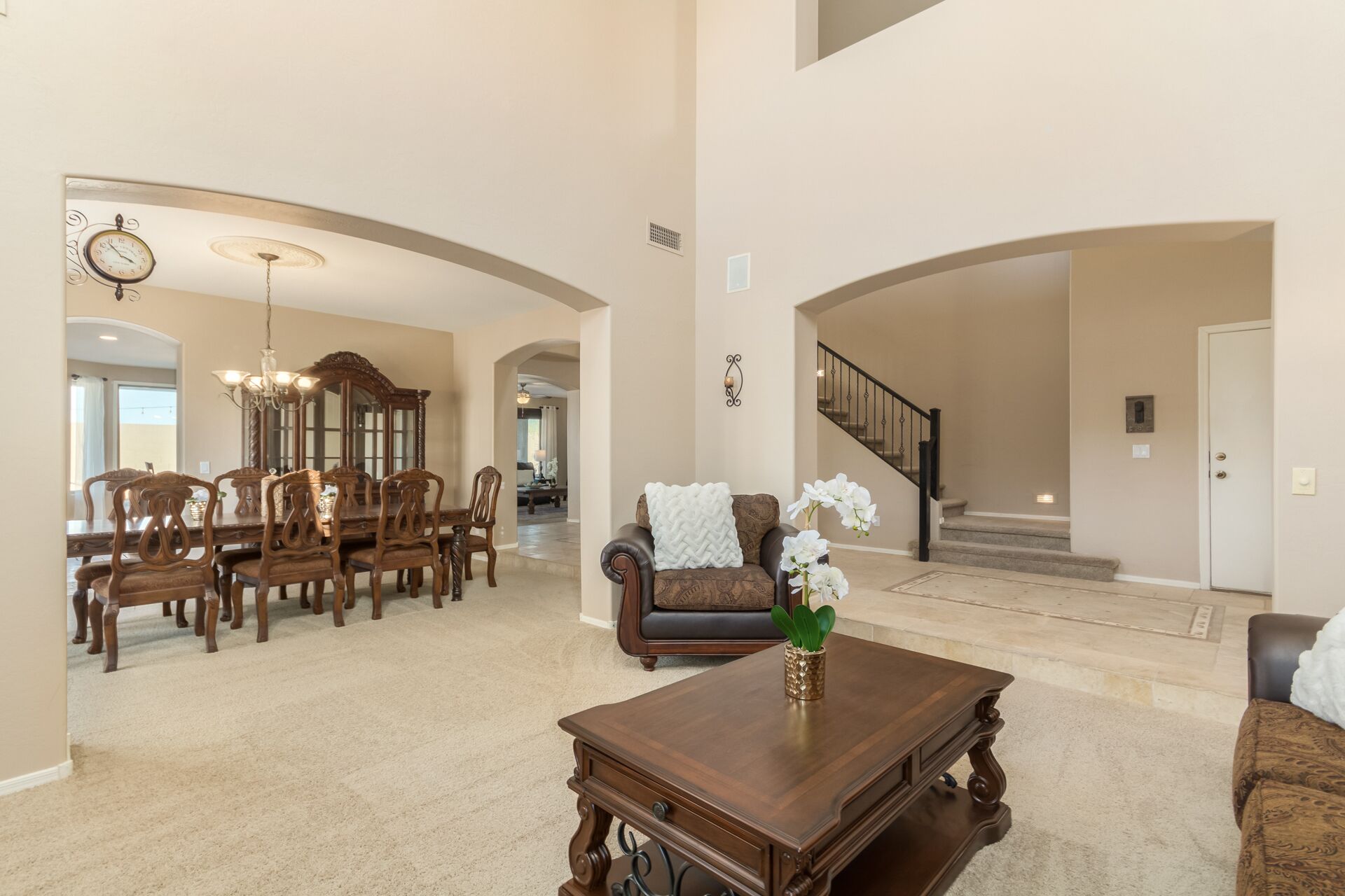 Oasis in the sun! pool and hot tub! sleeps 17!