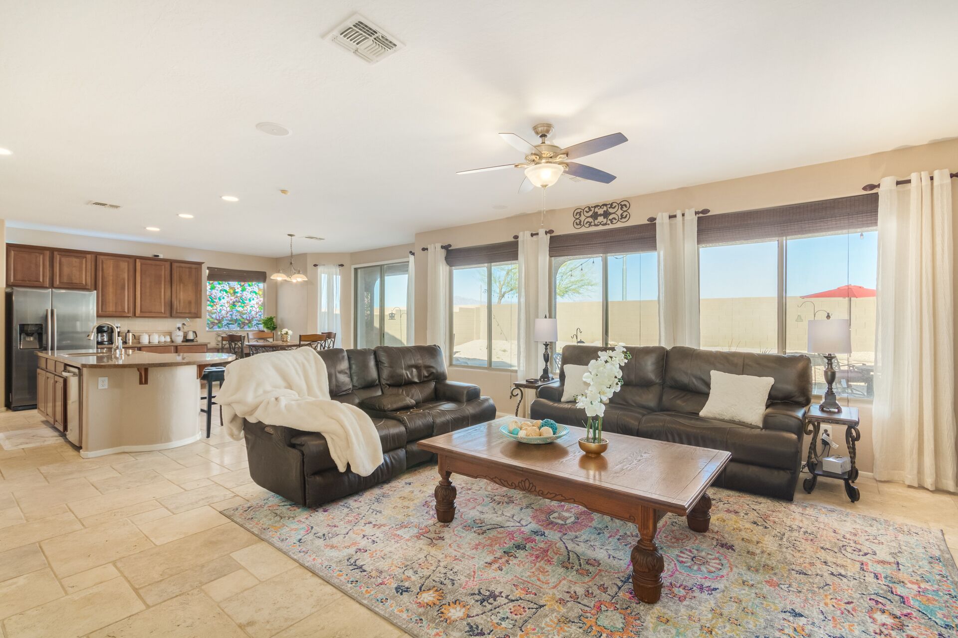 Oasis in the sun! pool and hot tub! sleeps 17!