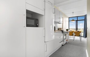 ثلاجة، فرن، موقد طهي مسطح، غسالة أطباق