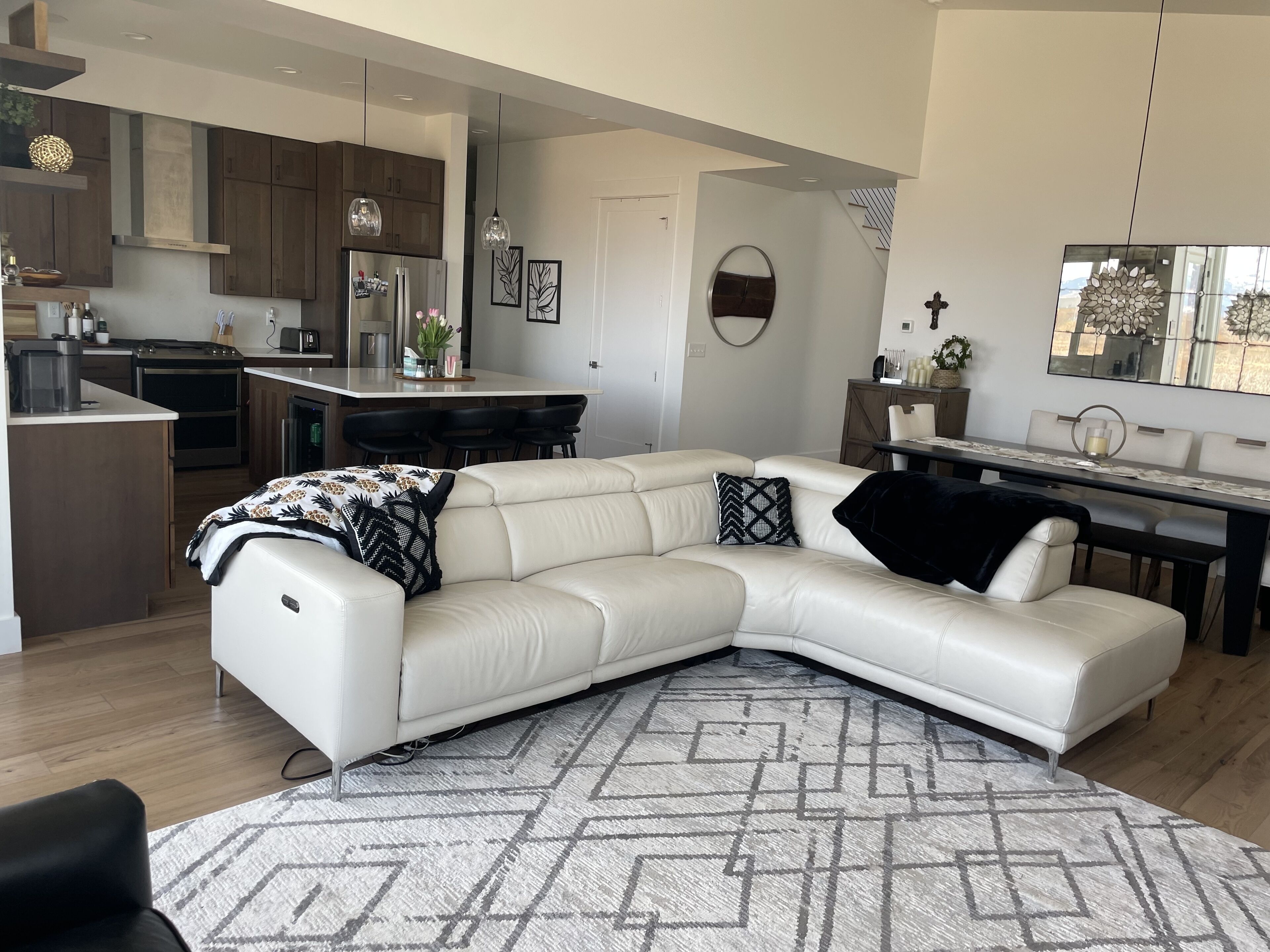 Beautiful house located in a convenient location w/ spectacular mountain views.