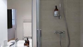 Dusche, Haartrockner, Handtücher